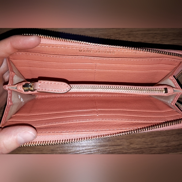 ⭐️Marc Jacobs⭐️Rose Pink Leather Zip Wallet - Picture 12 of 15